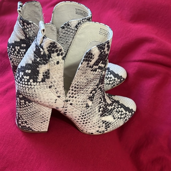 STEVE MADDEN Size 6 Narrate Pull on Boots Snake design - Picture 6 of 11